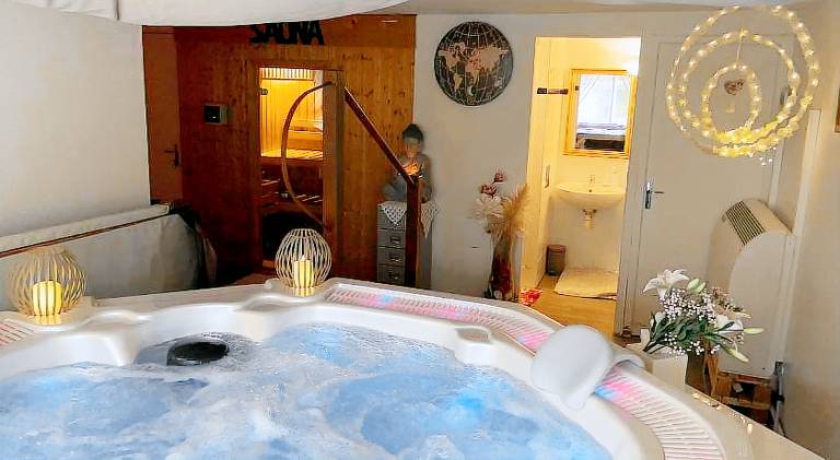 Chambre d'hote grise avec petit dejeuner Sauna et jacuzzi en option — photo 4