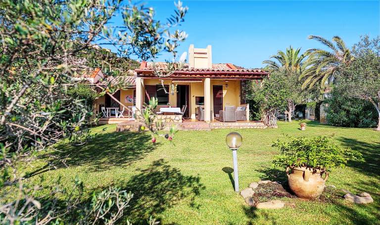 Villa with grill, garden & terrace | Garden view — photo 2
