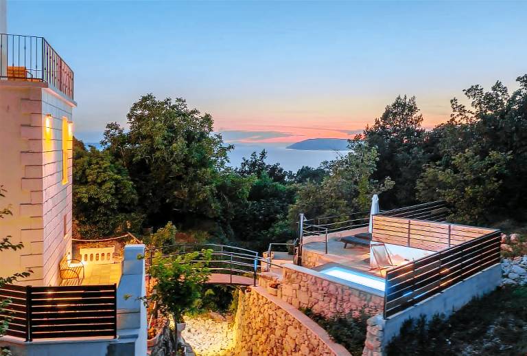 Villa with yard, terrace & pool | Mountain view — photo 5