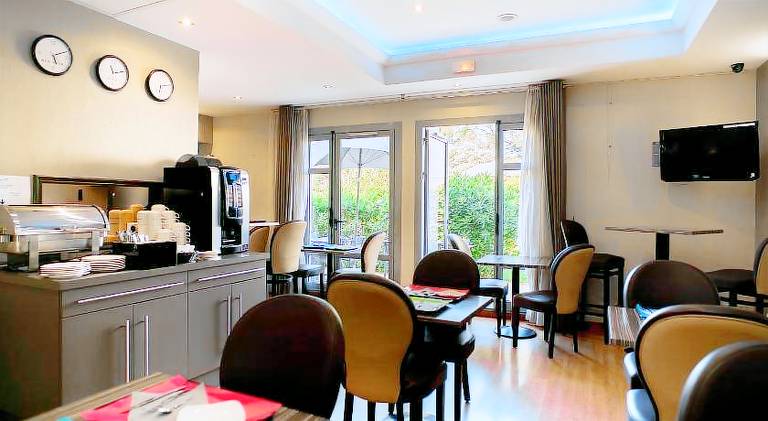 Serviced apartment with pool, yard & barbecue — photo 3