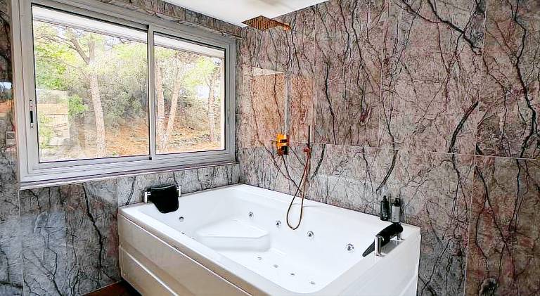 Holiday apartment with sauna & jacuzzi in Collioure