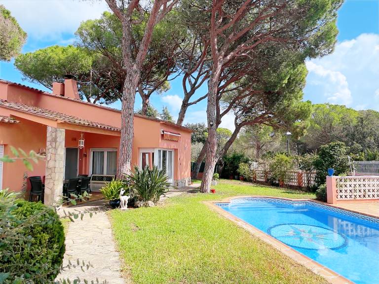 Vacation home with garden, BBQ & pool | Garden view in Calella