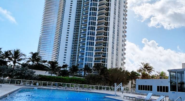 Miami Sunny Isles Beach Ocean Front Resort Condo with balcony Pool, Beach, Gym, Valet Parking — photo 2