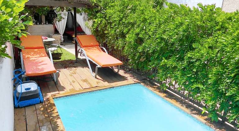 Apartment with pool in Avignon