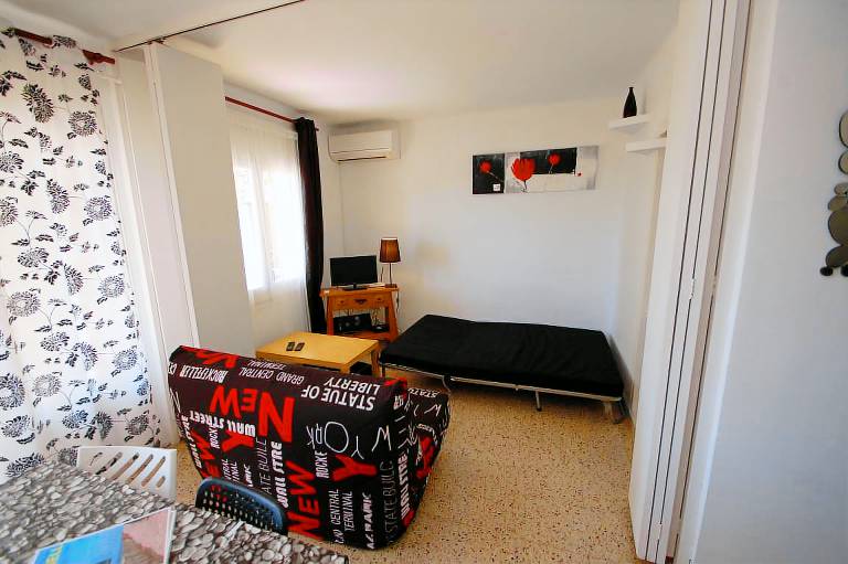 Holiday apartment with patio & garden — photo 5