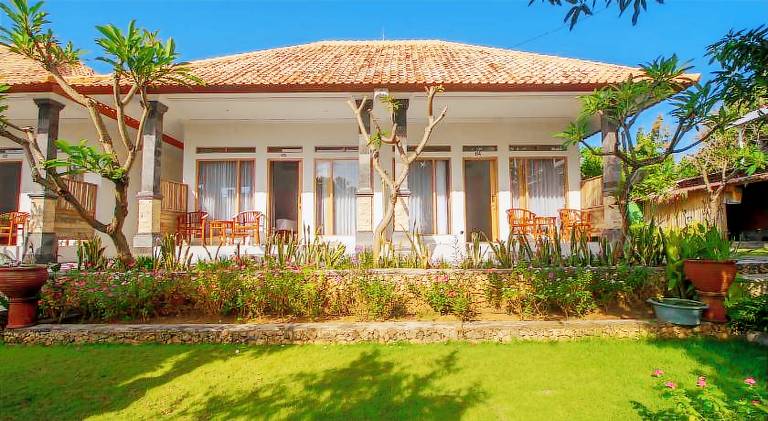 Bungalow with pool, yard & terrace — photo 5