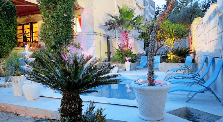 Apartment with pool & yard — photo 5
