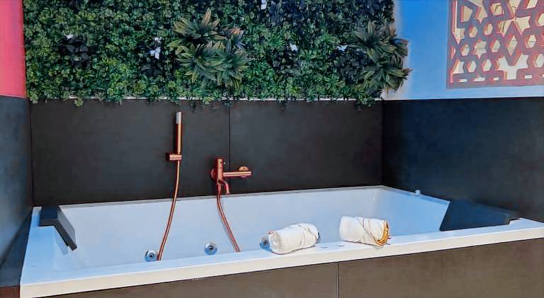 Apartment with jacuzzi — photo 2