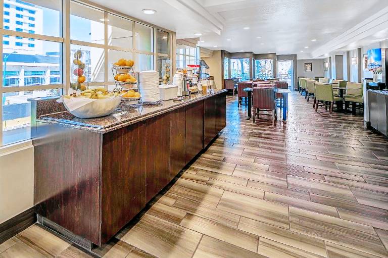 La Quinta Inn & Suites by Wyndham Anaheim — photo 4