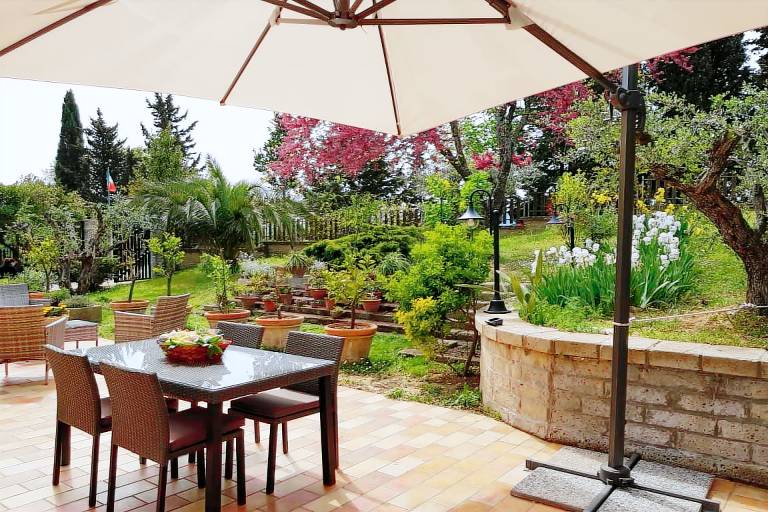 Villa with barbecue, patio & private pool — photo 5