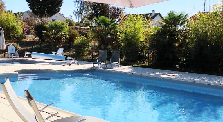 Serviced apartment with garden, patio & pool in Chatellerault