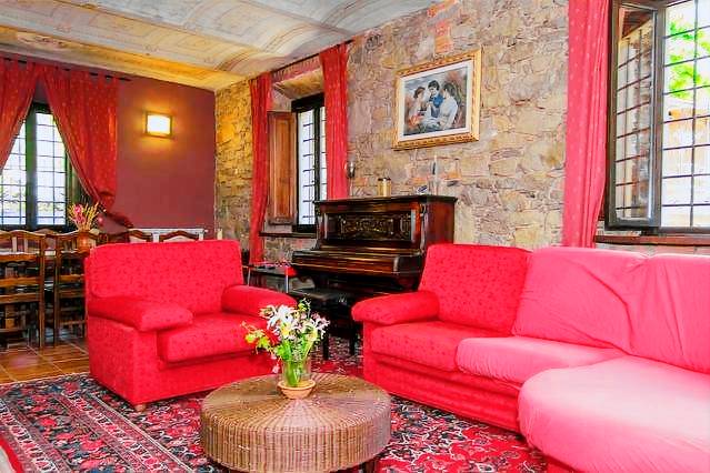 Villa with hot tub, grill & yard in Pistoia