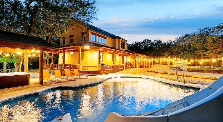 Nice vacation home with pool | Pets are welcome in Fort Worth, TX