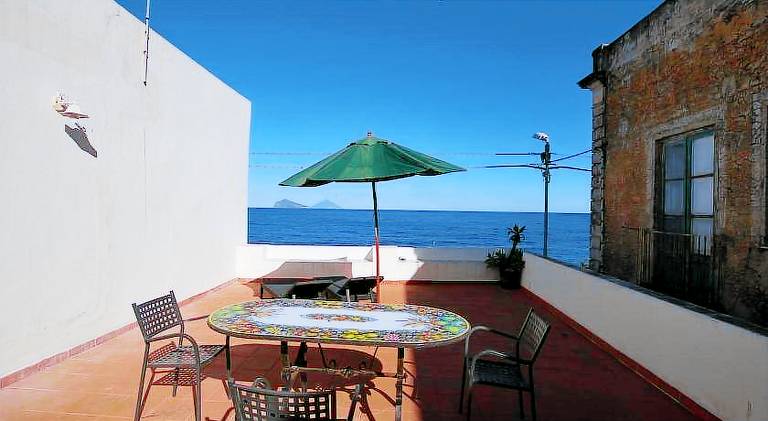 Rental apartment with patio in Lipari