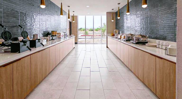 La Quinta Inn & Suites by Wyndham Phoenix West / Glendale — photo 3