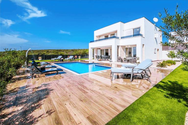 Villa with BBQ, terrace & private pool | Pool view — photo 3