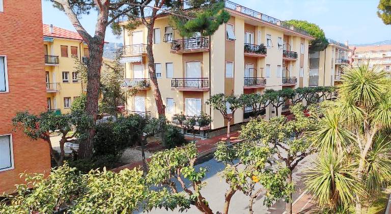 Holiday apartment with garden — photo 2