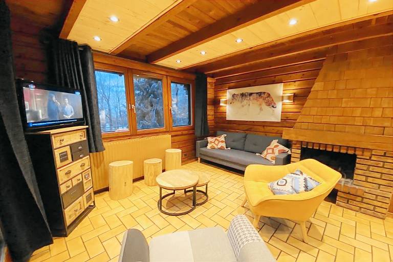 Chalet with patio, yard & barbecue — photo 2
