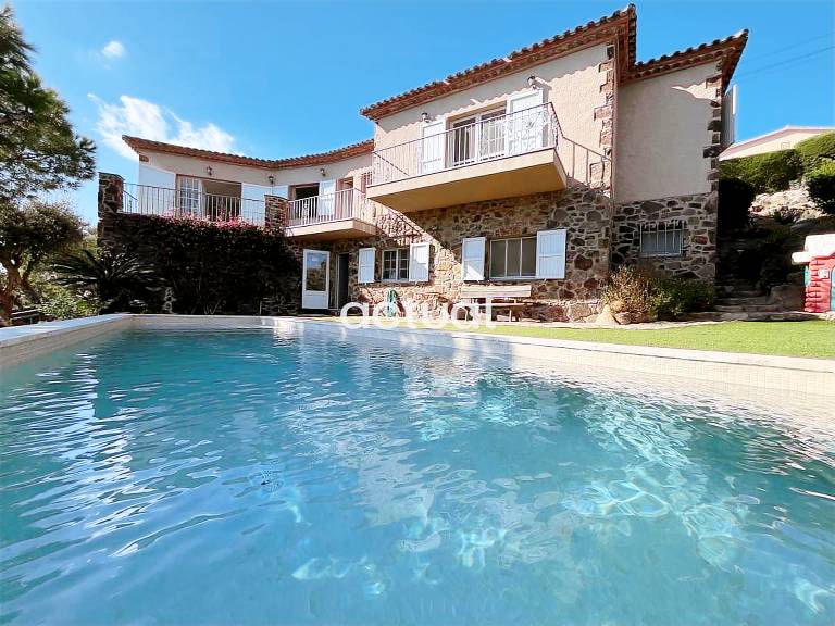 Spacious vacation home with BBQ, yard & private pool | Pets allowed in Castell-Platja d'Aro