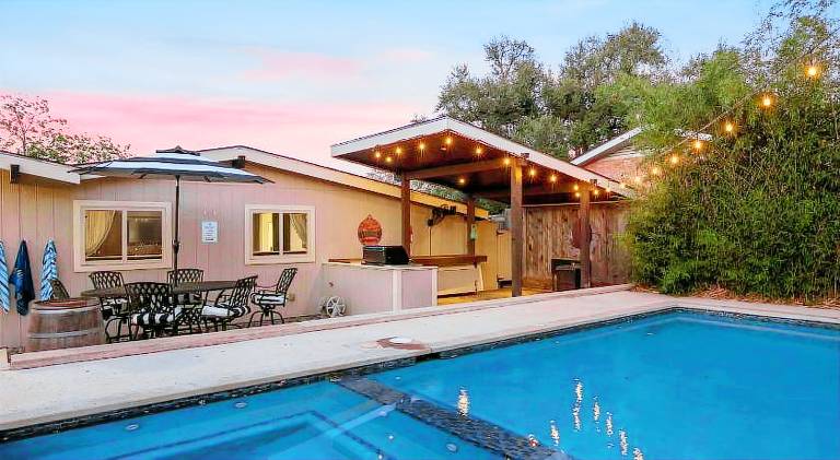 House with pool — photo 3