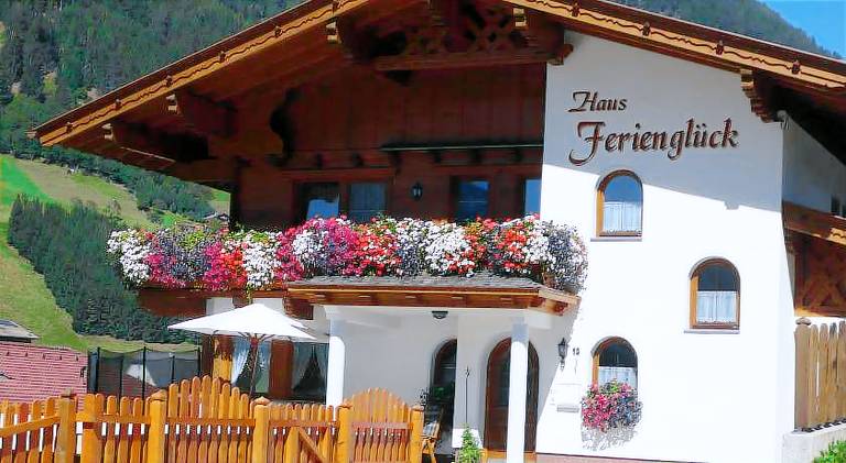 Charming holiday apartment with terrace & yard | Close to the ski | Pet-friendly in Fulpmes