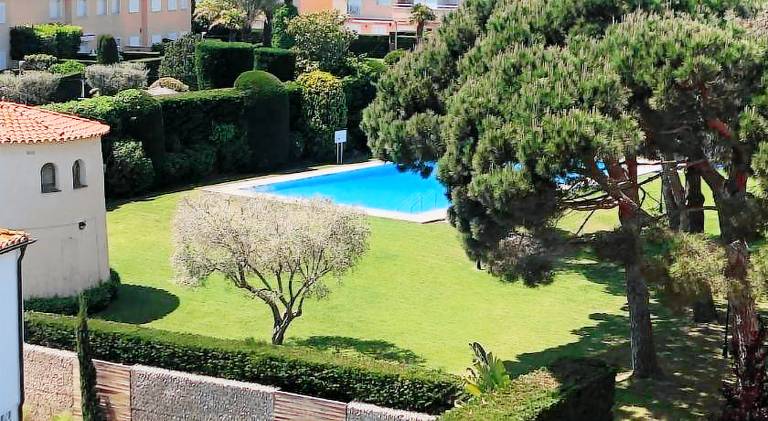 Rental apartment with patio, yard & private pool | Next to the beach | Pet-friendly in Sant Feliu de Guíxols