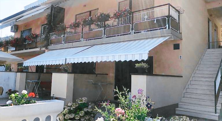 Holiday apartment with barbeque, garden & patio — photo 3