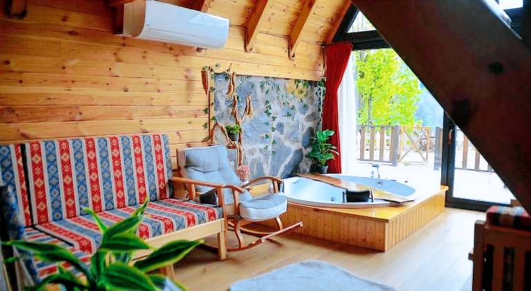 Chalet with hot tub & garden — photo 2