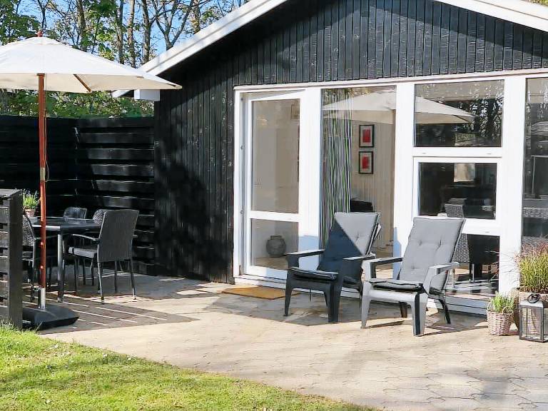 Family-friendly nice house with BBQ & yard | Beach nearby | Pets allowed — photo 2