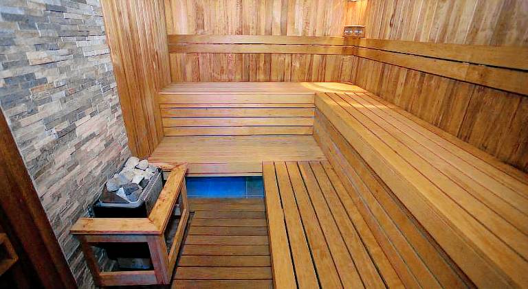 Rental apartment with hot tub & pool — photo 4