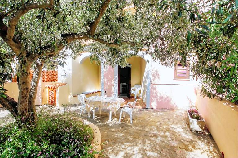 Holiday Home "Mirtagru Appartamento Dell'Oleandro" with Garden, 2 Private Terraces & Wi-Fi in Budoni