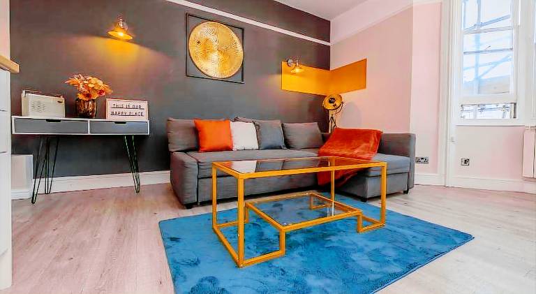 2 Bedroom Morden Flat Next To Brighton Beach & Shopping Center in Brighton