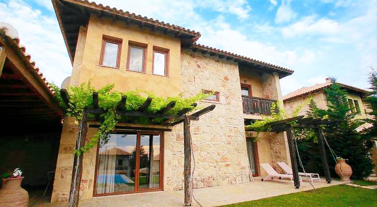 Villa with private pool, patio & garden — photo 3
