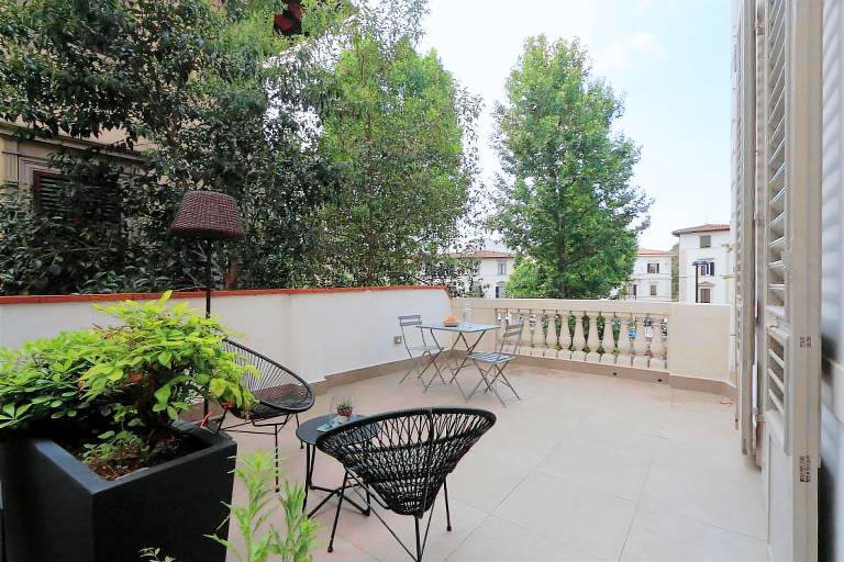 Serviced apartment with patio & yard — photo 4