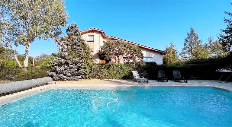 Vacation home with pool in Roanne