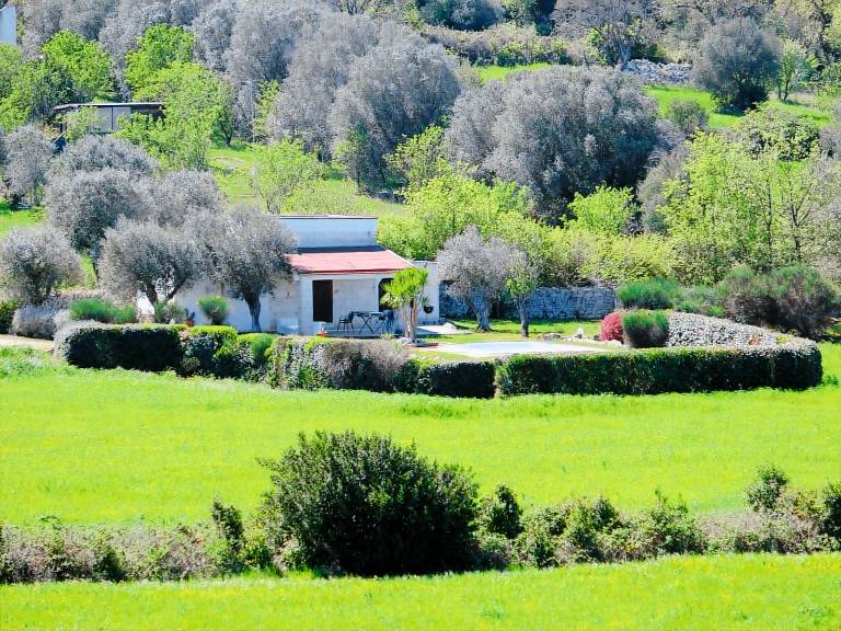 Vacation home with barbecue, yard & private pool | Nature view — photo 2