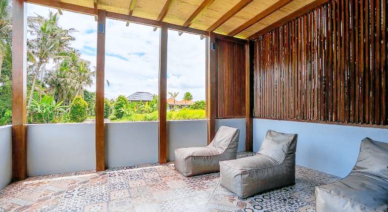 Villa with pool — photo 5
