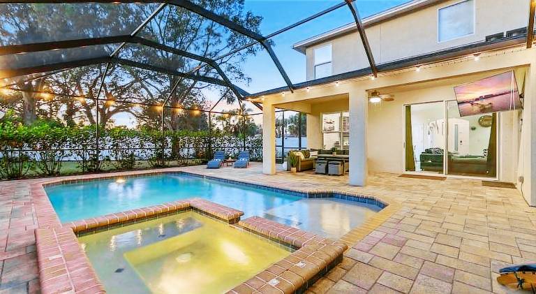 Villa with pool & hot tub in Tampa, FL