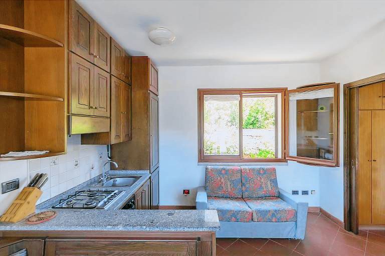 The villa is equipped with a large veranda furnished with table and chairs. Inside there is a small — photo 5