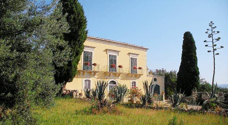 Farm with terrace, garden & grill in Modica