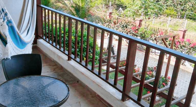 Ample vacation home with patio, pool & garden | Pet-friendly — photo 4