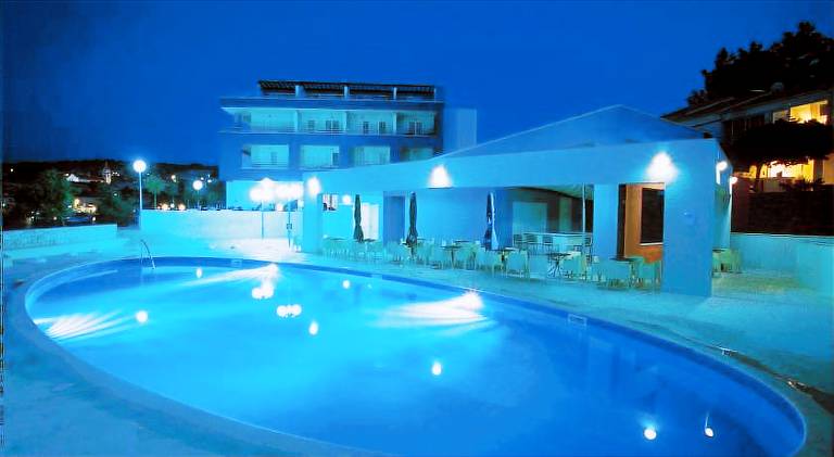 Holiday apartment with pool & jacuzzi in Postira