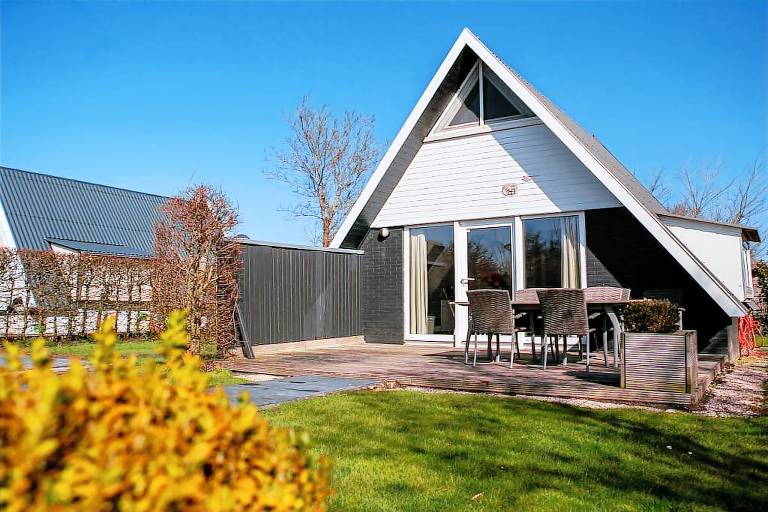 Vacation home with terrace & yard — photo 2