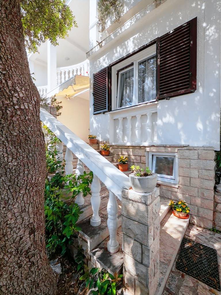 Apartment with garden, terrace & BBQ | Garden view — photo 5