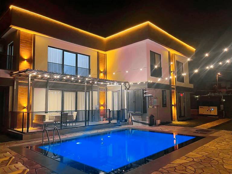 Apartment with barbeque, yard & pool | Water view in Kartepe