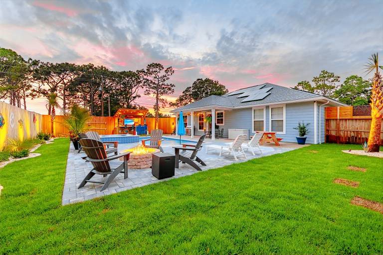Vacation home with barbeque, hot tub & private pool — photo 3