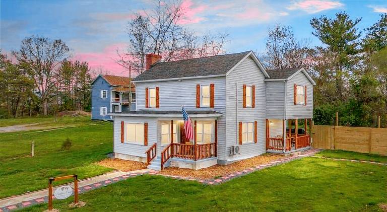 House with hot tub in Luray, VA