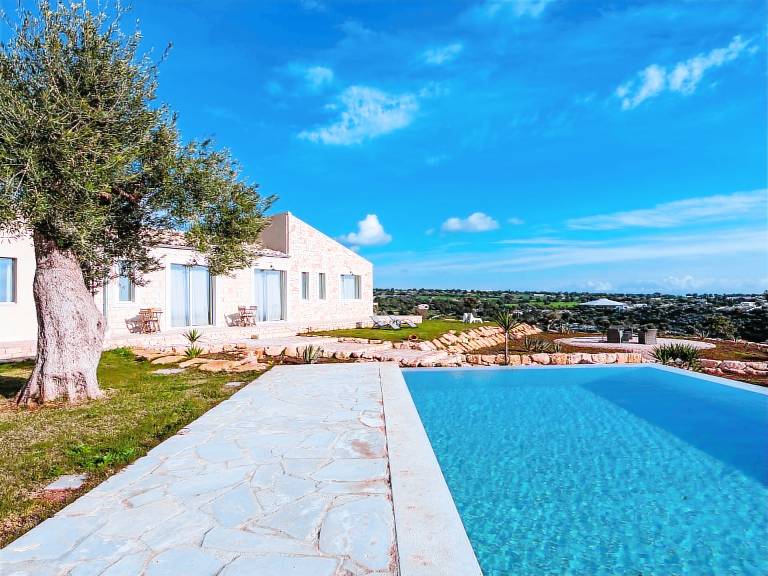 Vacation home with yard, private pool & BBQ — photo 4
