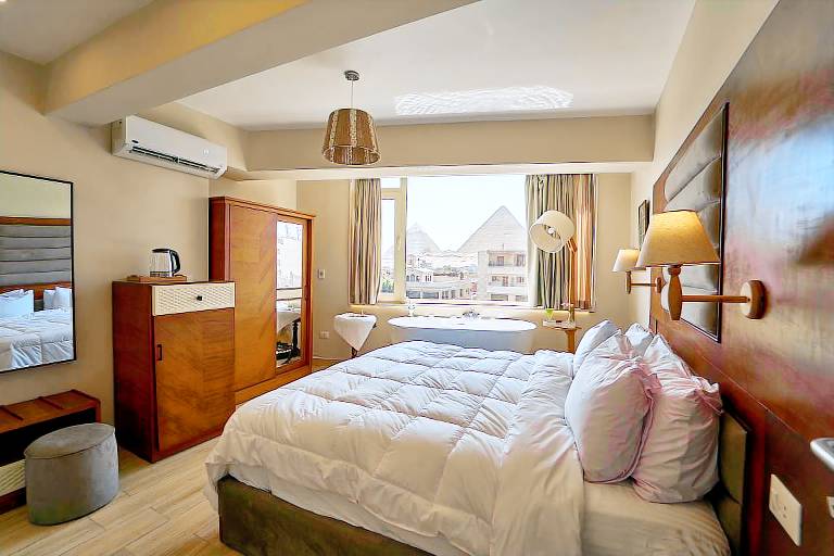 Prestige pyramids inn in Giza
