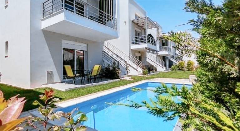 Apartment with pool, patio & yard in Kavala
